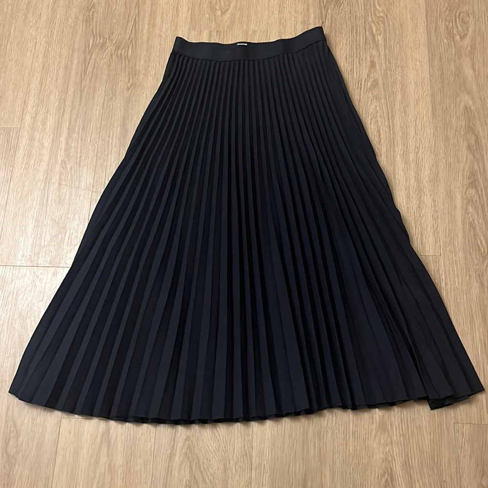 H&M Navy Pleated Midi Skirt Size Medium!